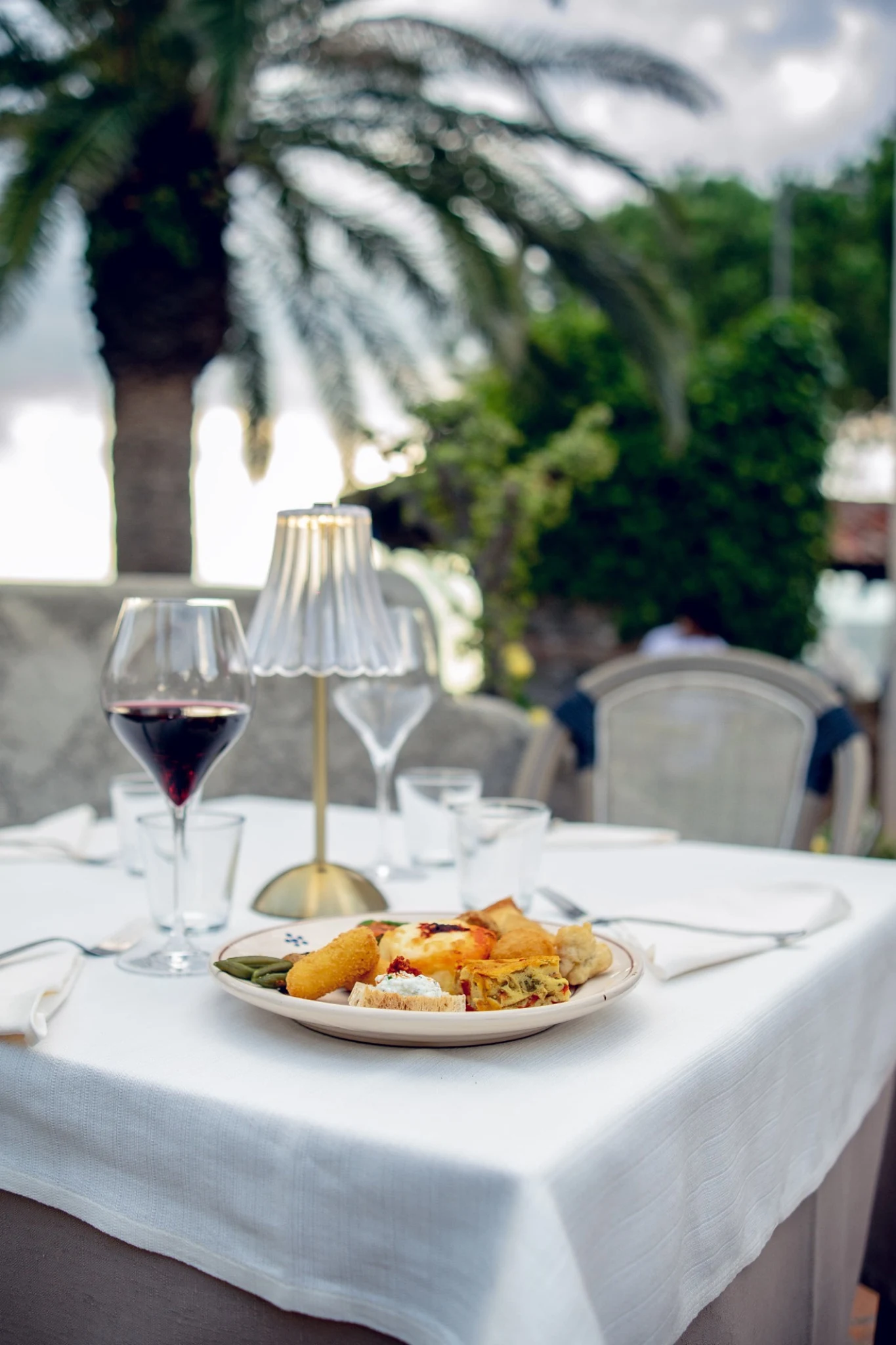 Tavolo apparecchiato nel giardino mediterraneo