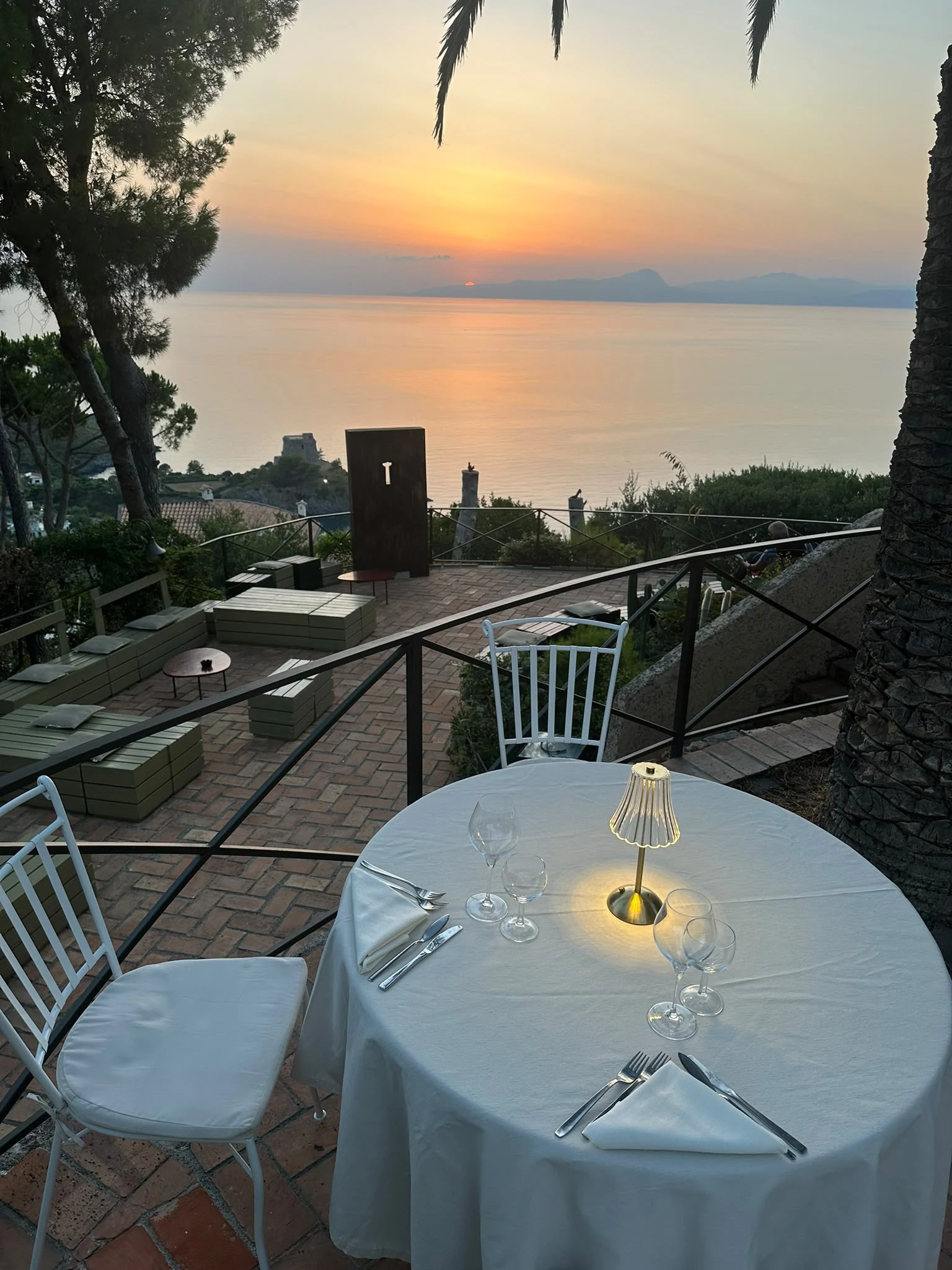 Cena in terrazza con vista sul tramonto