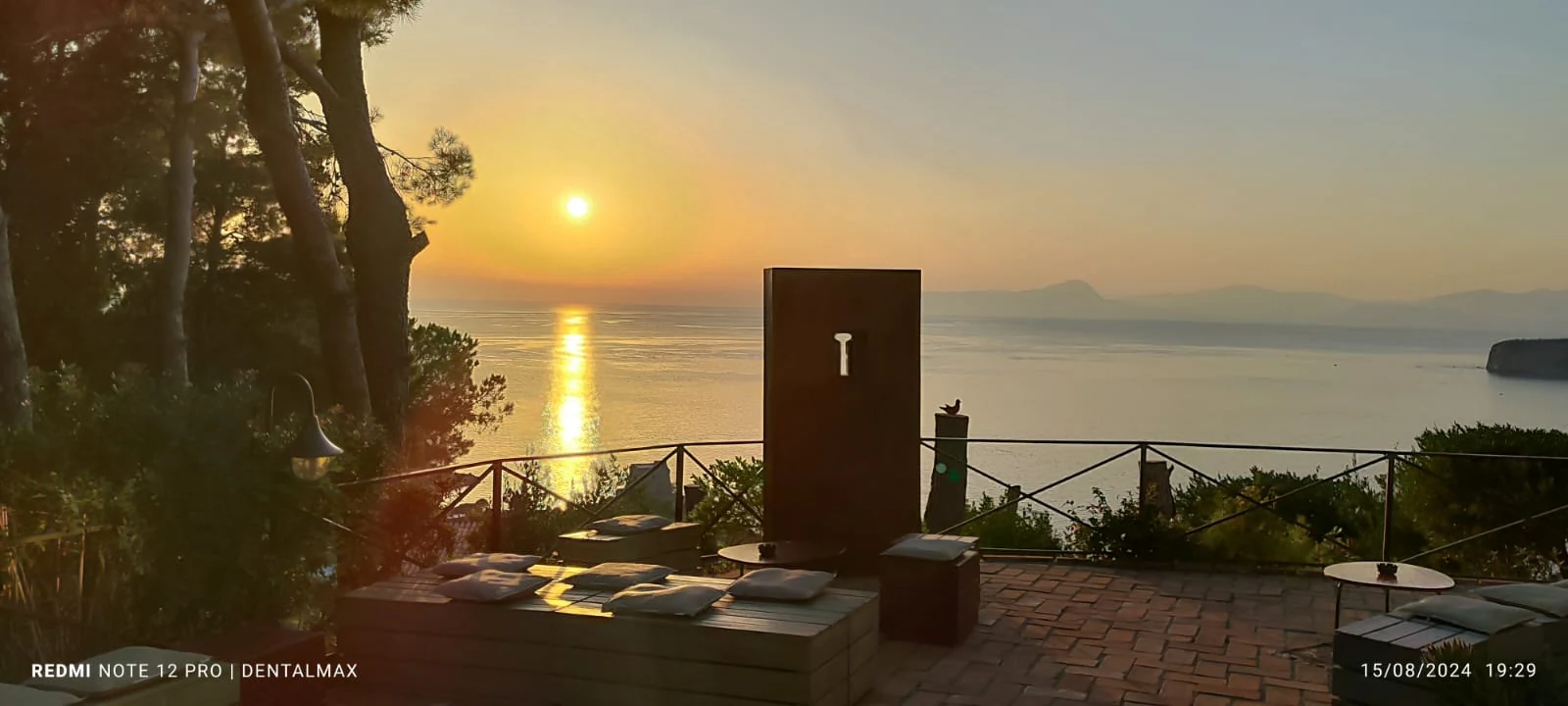 Terrazza sul mare al tramonto